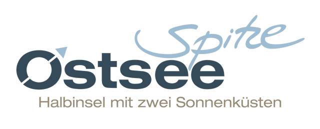 Logo „Ostseespitze“: dunkelblaues „Ostsee“ mit kreisförmigem „O“ und Pfeil, darüber hellblaues, handschriftliches „Spitze“, darunter „Halbinsel mit zwei Sonnenküsten“ auf schwarzem Hintergrund.