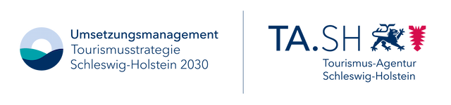 Logo mit Schriftzug „Umsetzungsmanagement Tourismusstrategie Schleswig-Holstein 2030“ und „TA.SH Tourismus-Agentur Schleswig-Holstein“; daneben ein blaues Löwen- und rotes Wappen-Symbol.