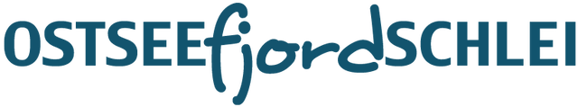 Logo mit dem Schriftzug „OSTSEEfjordSCHLEI“ in dunklem Blau; „OSTSEE“ und „SCHLEI“ in Großbuchstaben, „fjord“ handschriftlich in der Mitte.