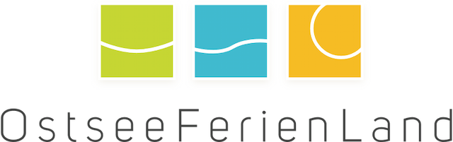 Logo „OstseeFerienLand“: drei farbige Quadrate (hellgrün, türkis, gelb) mit weißen, geschwungenen Linien; darunter der Schriftzug „OstseeFerienLand“.