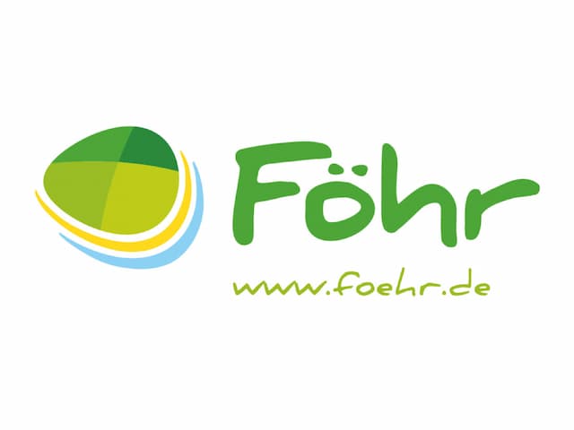 Logo der Insel Föhr: grüner Kreis mit gelb-blauen Schwüngen, daneben der Schriftzug „Föhr“ und darunter „www.foehr.de“